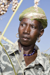 Eine Frau füllt Getreide ab