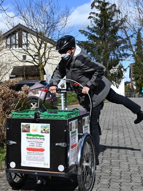 ...und in Sursee half Bischof Felix Gmür beim Ausliefern der Suppe.