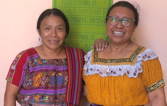 Inés Pérez, mujer indígena aus Guatemala (rechts)